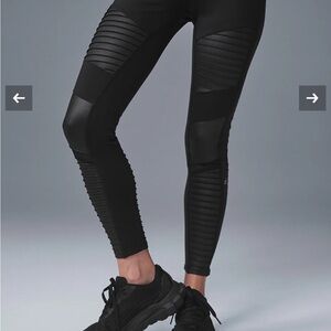 Alo yoga moto legging in blue. Fits 2-4 sizing (xs)
